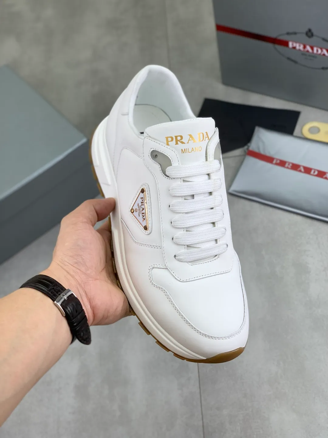 Men's shoes 💰P540 new (higher version) new PRADA (Prada) classic models are on the market at the same time, new men's shoes, 😘fabrics are selected from original imported calfskin. First layer of imported cowhide lining. The original version is awesome! 👍🏿Original open-molded non-slip PU outsole, with exquisite lines, simple and elegant, super comfortable and classy on foot, suitable for leisure travel. Code number: 38-45 (46 customized) 4️⃣ colors available
